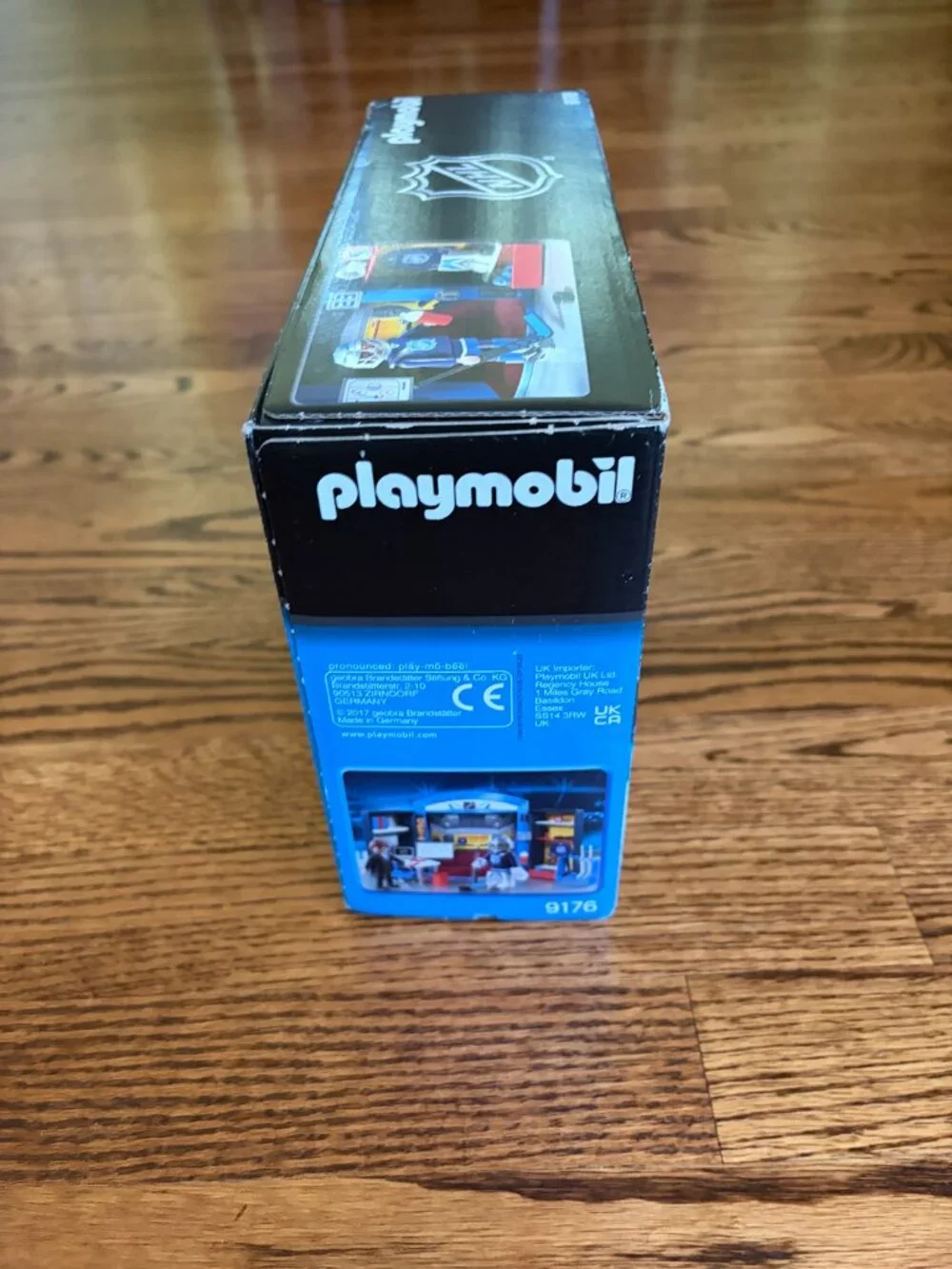 Playmobil NHL Set 65 pc Hockey Locker Room Playset Coach Player New 9176